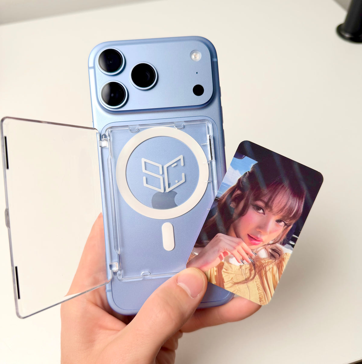 SHOWCASED®  K-Pop Photocard Display (MagSafe Compatible)